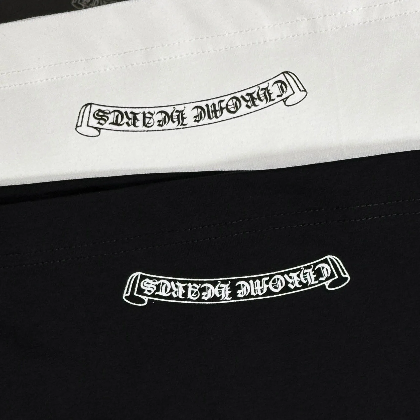 P180 Chrome Hearts Chrome Hearts 25 high-end versions. The fabric is made of 300 grams of high-density pure cotton. It does not deform or shrink. It has three labels. It is the same style for men and women. Technology: suede foaming + digital printing. Color: white, black. SIZE: S-XL.